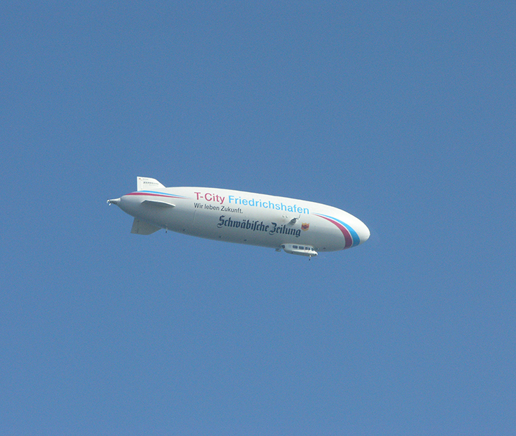 Ein Zeppelin über den Konstanzer Hafen
